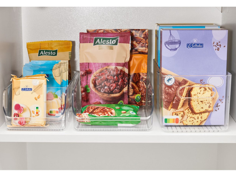 Plastikbehälter mit A-Marken-Snacks und Backprodukten von Belbake.