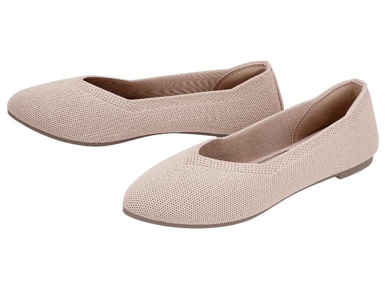 Paar hellbeige gestrickte Ballerinas