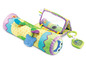 Eine Baby-Spielmatte mit Spiegel, Rassel und Rolle.