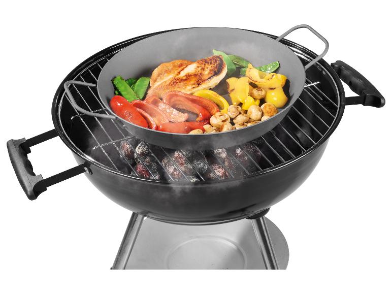 Gegrilltes Hühnchen, Gemüse und Champignons in einer Wokpfanne auf dem Grill.