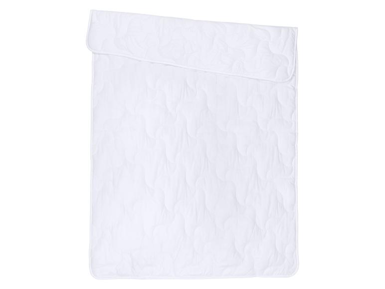 Weiße gesteppte Decke