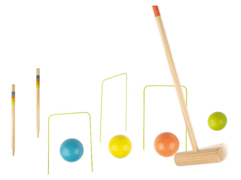 Ein Croquet-Set mit Holzschlägern und bunten Bällen.