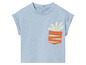 Hellblaues T-Shirt mit orangefarbener Tasche und Pflanze