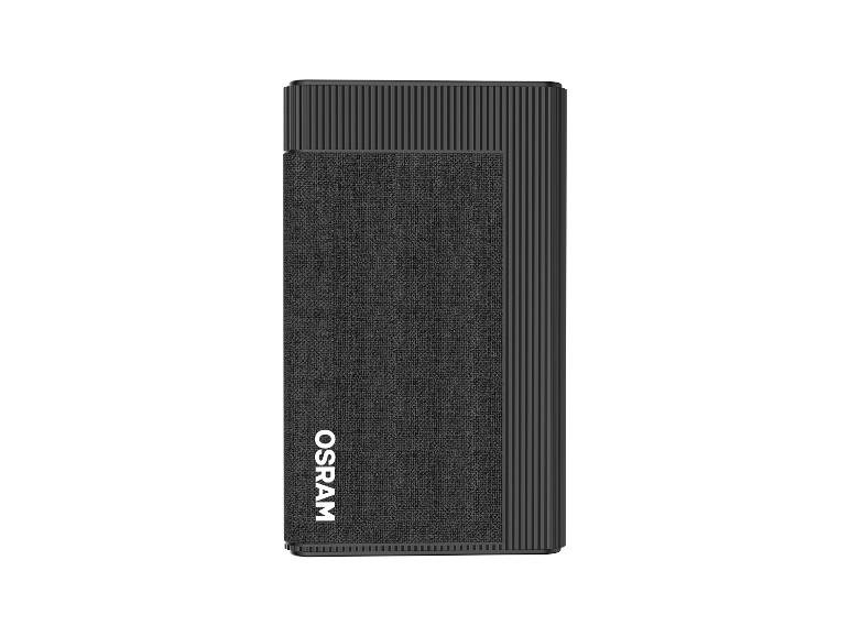 Schwarze, rechteckige Powerbank mit Stoffoberfläche und geriffelter Oberseite.
