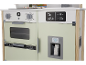 Holzspielküche mit Backofen, Geschirrspüler und Kühlschrank mit Digitalanzeige.