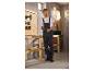 PARKSIDE® Herren-Arbeitslatzhose in einer Werkstatt.
