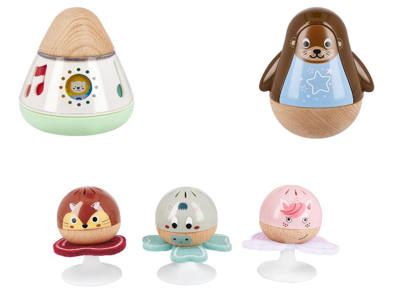Ein Set aus fünf Babyrasseln, darunter eine Robbe, ein Fuchs, ein Einhorn, ein Pferd und eine mit Musikthema.
