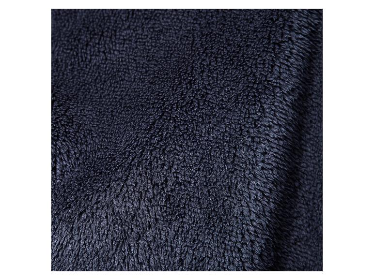 Nahaufnahme von dunkelblauem, weichem Fleecestoff