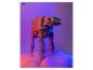 AT-AT-Läufer-Spielzeug in einer lebhaften lila und roten rauchigen Umgebung.