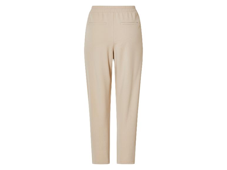 Beige Hose mit elastischem Bund.
