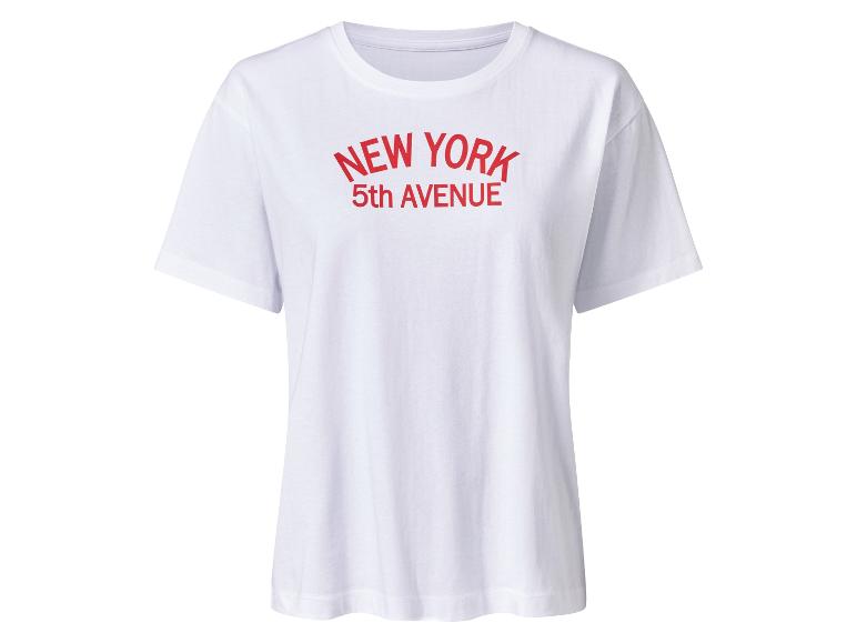 Weißes T-Shirt mit rotem „NEW YORK 5th AVENUE“-Aufdruck.