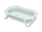 Weiße und mintgrüne faltbare Babybadewanne mit Stützbeinen.