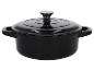 Schwarzer gusseiserner Topf mit Deckel.