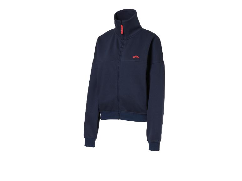Blaue Sportjacke mit Reißverschluss und rotem Logo.