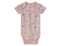 Ein rosafarbenes Baby-Bodysuit mit Blumenmuster.