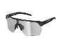 Schwarze Sportbrille mit getönten Gläsern.