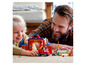 Ein Kind spielt mit einem LEGO Mickey Mouse Feuerwehrhaus.