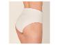 Frau trägt hellbeige High-Waist-Slips, Seitenansicht.