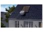 Außenklimaanlage auf einem dunklen Ziegeldach mit Dachfenster installiert.