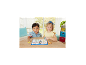 Zwei Kinder spielen mit Perlen an einem Holztisch und basteln Tierfiguren.