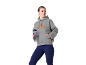 Frau in grauem Hoodie und blauen Leggings, hält eine Wasserflasche.