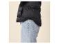 Schwarze Steppjacke und blaue Jeans