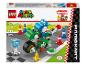 Eine Spielzeugschachtel mit einem blauen Yoshi auf einem grünen Fahrrad, mit Verkehrshütchen und einem Fragezeichenblock.