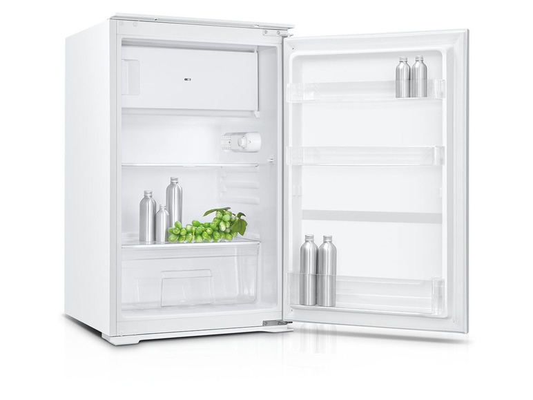 Ein weißer Kühlschrank mit offener Tür, mit Flaschen und Trauben.