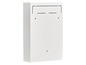 Weißer Briefkasten mit Schlitz für Post.