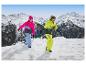 Kinder in Crivit Skijacken beim Rodeln im Schnee vor Bergkulisse.