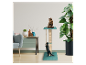 Türkisfarbener Kratzbaum mit zwei spielenden Katzen.