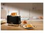 Schwarzer 1995 Toaster mit geröstetem Brot auf einem Holztisch.