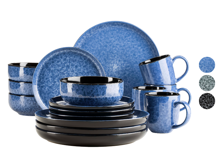 Blaues und schwarzes gesprenkeltes Geschirrset mit Tellern, Schalen und Tassen.