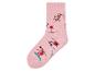Ein rosa Socken mit Skifahrern darauf.