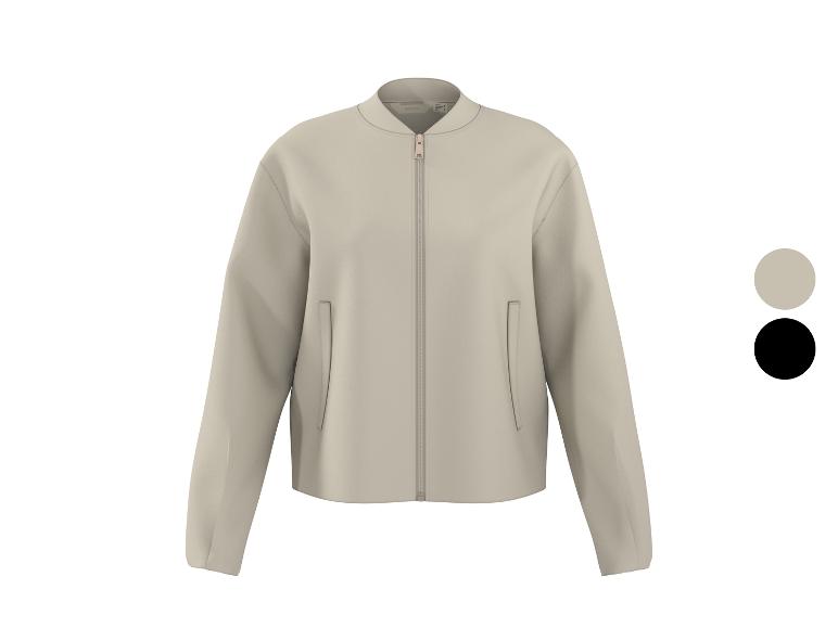 Beige Bomberjacke mit Reißverschluss und zwei Taschen, in zwei Farboptionen erhältlich.