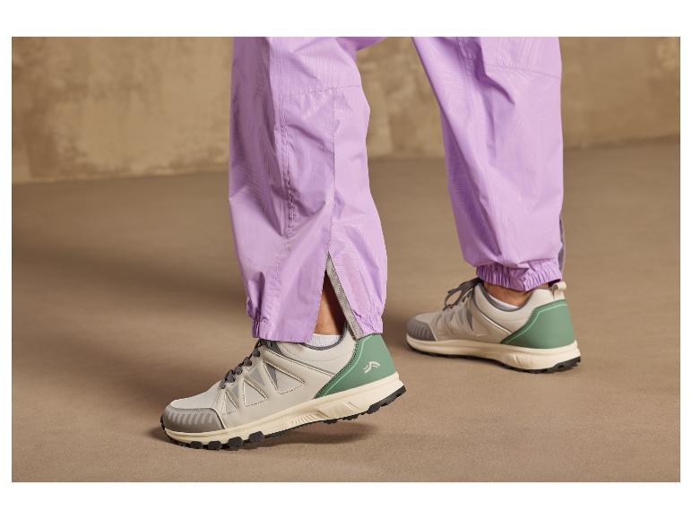 Beige Sneakers mit grünen Details und helllila Hose.