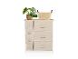 Stoffkommode mit Pflanze und geflochtenem Korb oben
