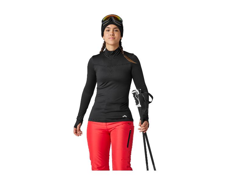 Frau in schwarzer und roter Skiausrüstung, mit Skibrille und Skistöcken.