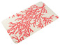 Eine Badematte mit einem korallenroten Design.