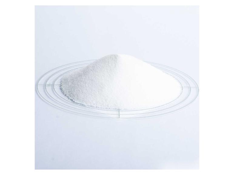 Haufen weißer Kristallzucker auf einem runden Drahtgestell.