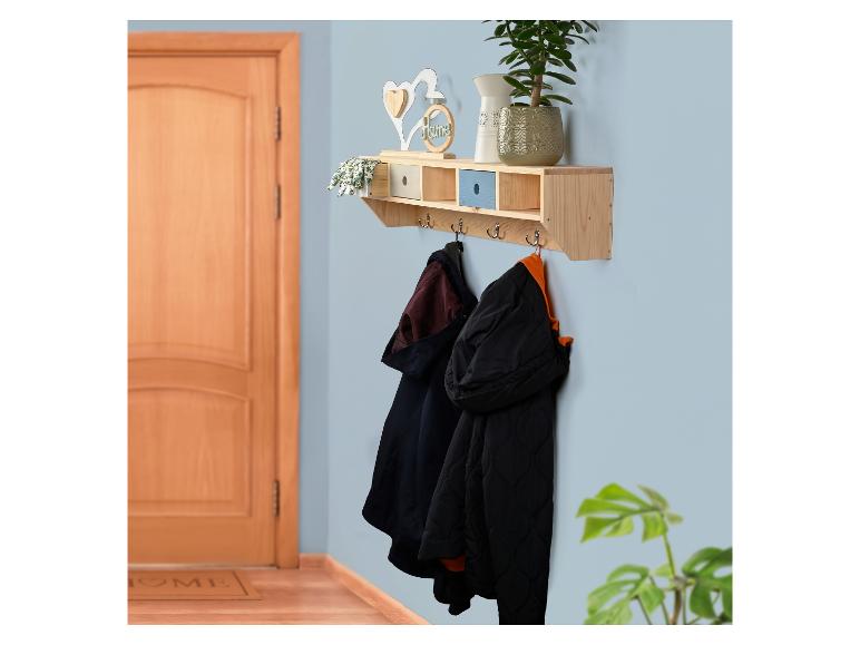 Wandgarderobe aus Holz mit Ablage, Schubladen und Dekoartikeln.