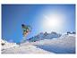 Ein Snowboarder in der Luft mit CRIVIT Skihandschuhen vor einer verschneiten Bergkulisse.
