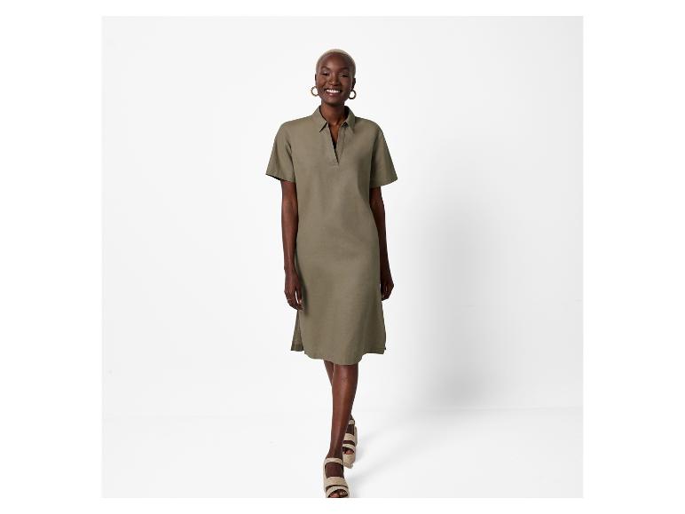 Olivengrünes Hemdkleid und flache Sandalen.