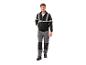 Mann in schwarzer Arbeitsjacke mit Reflexstreifen und grauer Arbeitshose.