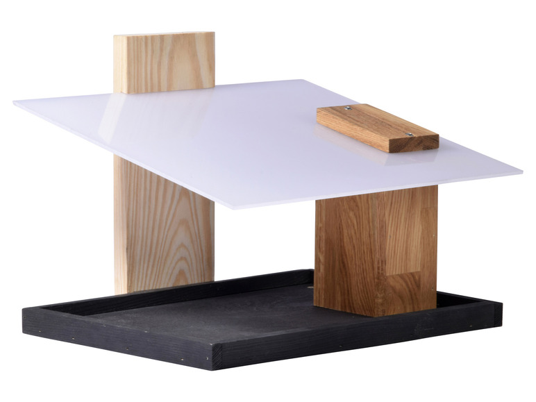 Ein Vogelhaus aus Holz mit einem schwarzen Tablett.