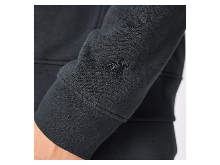 Ein schwarzer Pullover mit einem kleinen Lacoste-Logo.