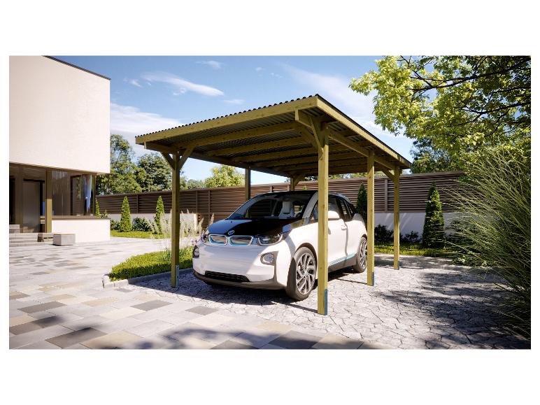 Ein Holzcarport mit einem weißen Elektroauto darunter, vor einem modernen Haus.