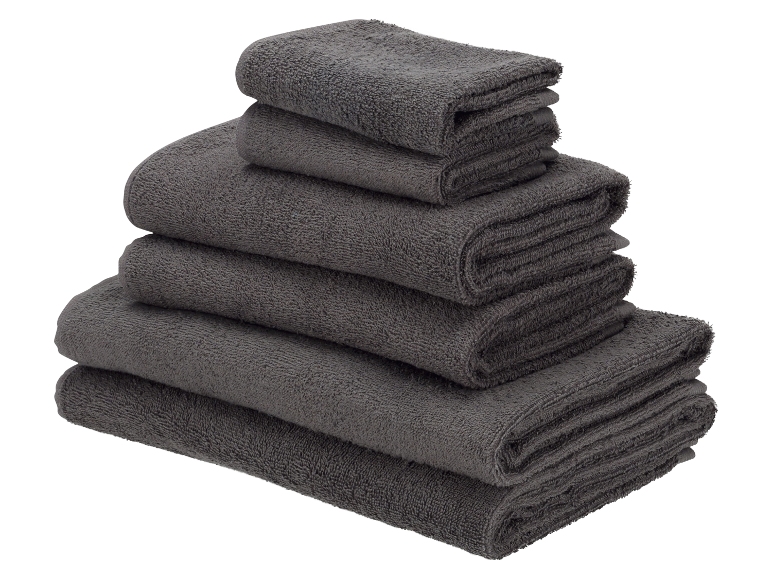 Ein Stapel dunkelgrauer Handtücher.