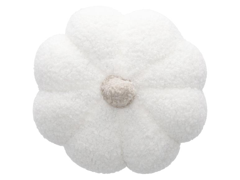 Flauschiges weißes Kissen in Blumenform.