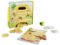 Kinderspiel zum Thema Bienen mit Holzteilen und einem Würfel